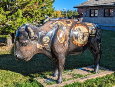 Batı Yellowstone, MT - 10 Ekim 2023: Bir bizonun boyalı heykeli