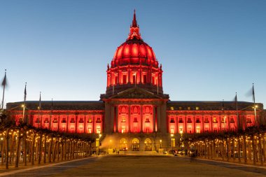San Francisco Belediye Binası 49 'luları desteklemek için kırmızı ışıkta geçti.