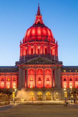 San Francisco Belediye Binası 49 'luları desteklemek için kırmızı ışıkta geçti.