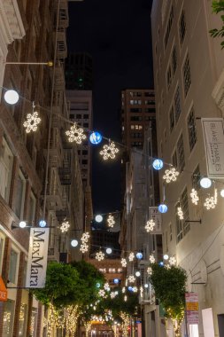 San Francisco, CA - 4 Ocak 2024: San Francisco 'da bir sokakta dekoratif ışıklar