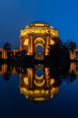 San Francisco 'daki Güzel Sanatlar Sarayı' nın mavi saat fotoğrafı.