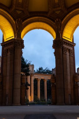 San Francisco 'daki Güzel Sanatlar Sarayı' nda kemerler