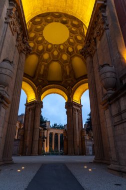 San Francisco 'daki Güzel Sanatlar Sarayı' nda kemerler