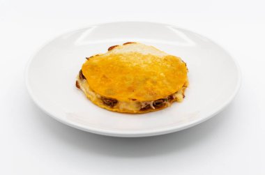 Birria mulitas beyaz tabakta görünüyor yukarıdan