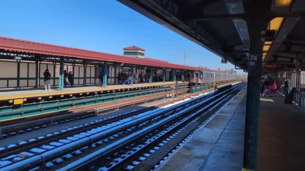 Kereta Bawah Tanah New York Tiba Sebuah Stasiun Queens — Stok Video