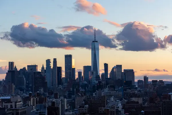 Aşağı Manhattan New York silueti gün batımında