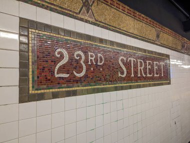 New York 'taki 23. Cadde metro istasyonu için mozaik işareti.