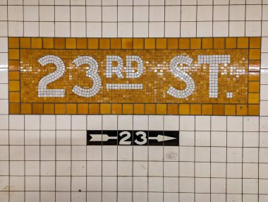 New York 23. Cadde İstasyonu için mozaik metro tabelası
