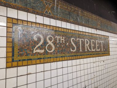 New York 'taki 28. Cadde İstasyonu Mozaik Metro tabelası