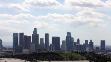 Los Angeles ufuk çizgisinde bulutların zaman akışı
