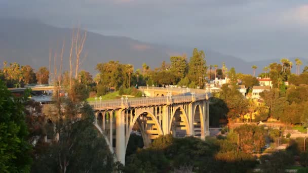 カリフォルニア州パサデナのコロラドストリートブリッジのゴールデンタイム休暇 — ストック動画
