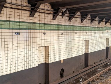 New York, New York - 18 Şubat 2024: 23. Sokak metro istasyonu fayansları