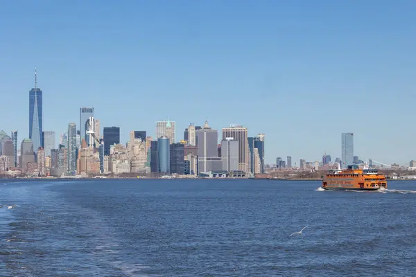 New York, New York - Şubat 19 2024: Uzak Manhattan silueti ile Staten Island Feribotu