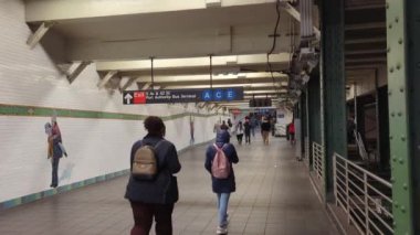 New York, New York - 20 Şubat 2024: New York metro istasyonunda yolcular