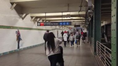 New York, New York - 20 Şubat 2024: New York metro istasyonunda yolcuların zaman aşımı