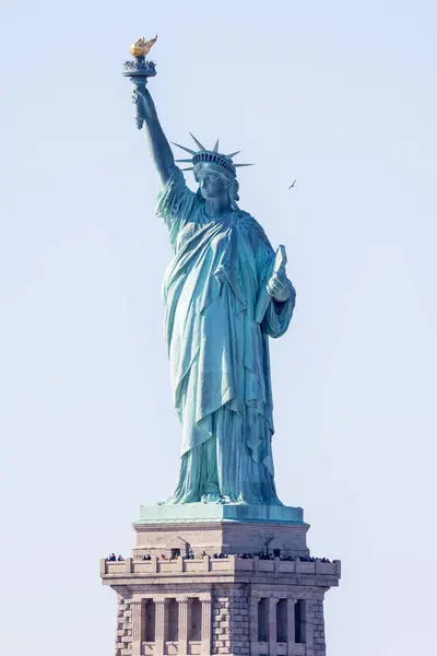 Estátua Liberdade Num Dia Ensolarado — Fotografia de Stock