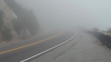 Los Angeles 'ın üstündeki sisli dağ yolu