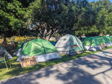 Los Angeles, CA - 30 Nisan 2024: Batı Koleji kampüsünde Filistin yanlısı kamp