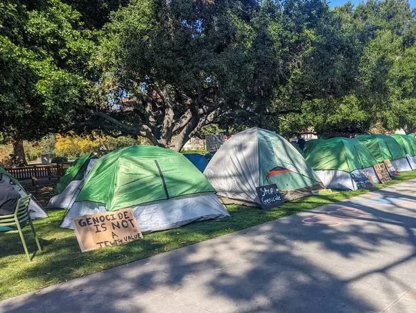 Los Angeles, CA - 30 Nisan 2024: Batı Koleji kampüsünde Filistin yanlısı kamp