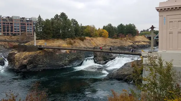 Spokane şehir merkezinde şelale bulutlu bir sonbahar gününde