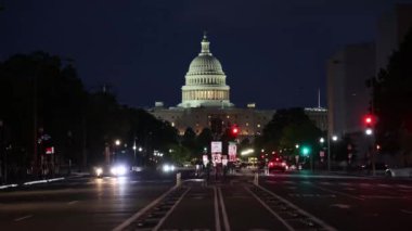 Pensilvanya Bulvarı 'ndaki trafiğin zamanlaması geceleyin ABD Kongre Binası önünde.