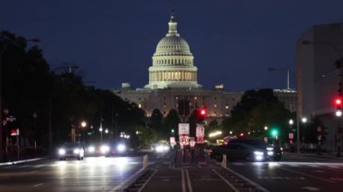Pensilvanya Bulvarı 'nda gece vakti Amerikan Kongre Binası önünde trafik vardı.
