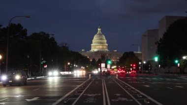 Pensilvanya Bulvarı 'nda gece vakti Amerikan Kongre Binası önünde trafik vardı.