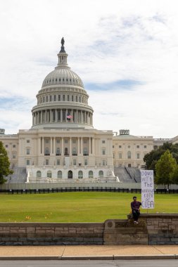 Washington, DC - 18 Eylül 2024: ABD Kongresi önünde protestocu