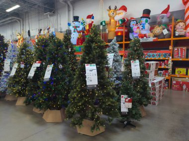 Los Angeles, CA - 5 Ekim 2024: Noel ağaçları indirimde