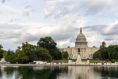 Bulutlu gökyüzünün altında ABD Kongre Binası