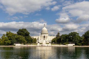 Bulutlu gökyüzünün altında ABD Kongre Binası