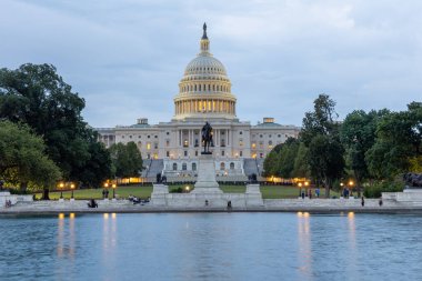 Bize Capitol Binası alacakaranlıkta