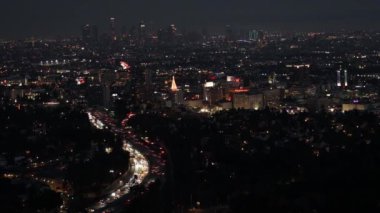 Şükran Günü arifesi trafiği 101 nolu otoyolda, Los Angeles silueti uzakta.