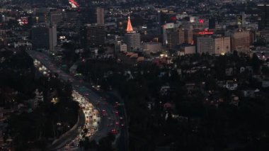 Şükran Günü arifesi trafiği 101 nolu otoyolda, Los Angeles silueti uzakta.