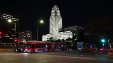 Los Angeles, CA - 3 Aralık 2024: Los Angeles belediye binasının önündeki gece trafiği