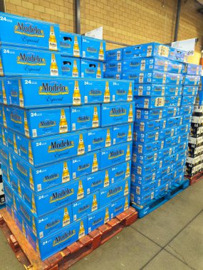 Los Angeles, CA - 8 Aralık 2024: Costco Deposunda Modelo birası sergileniyor