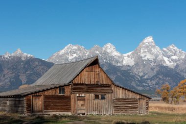 Grand Teton sıradağlarının önündeki terk edilmiş ahır.