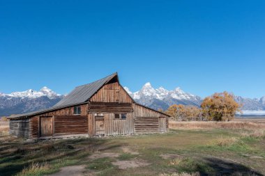 Grand Teton sıradağlarının önündeki terk edilmiş ahır.