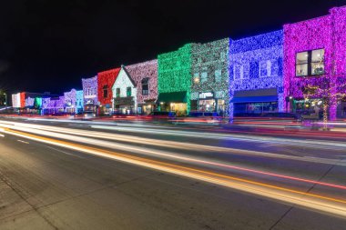 Rochester, MI - 17 Aralık 2024: Rochester şehir merkezindeki trafik ışıklarıyla Noel ışıkları