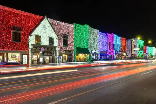 Rochester, MI - 17 Aralık 2024: Rochester şehir merkezindeki trafik ışıklarıyla Noel ışıkları