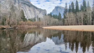 Yarı kubbe Merced nehrine yansıdı