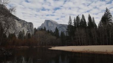 Yosemite 'de yarım kubbe üzerinde hareket eden bulutların zamanı