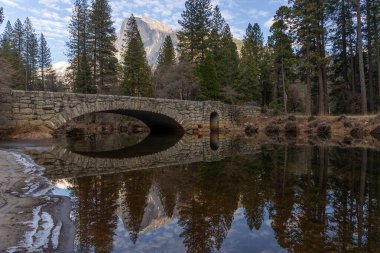 Yosemite 'de yarı kubbeli eski taş köprü.