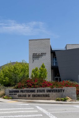 San Luis Obispo, CA - 3 Mayıs 2025: Kaliforniya Politeknik Eyalet Üniversitesi Mühendislik Fakültesi için imza
