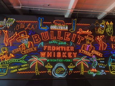 Los Angeles, CA - 14 Mayıs 2025: Los Angeles 'taki Grand Central Market' te neon işareti