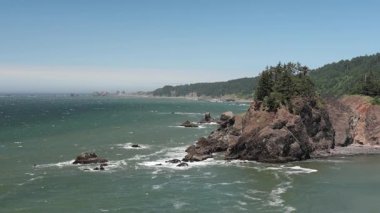 Pasifik 'in kuzeybatısındaki kıyı boyunca dalgalar