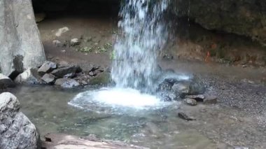 Su, Hedge Creek Şelalesi 'nden akıyor.