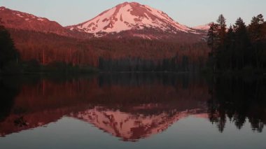 Günbatımında Lassen Dağı 'nda Alpenglow