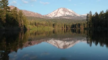Manzanita Gölü üzerindeki Lassen Dağı manzarası
