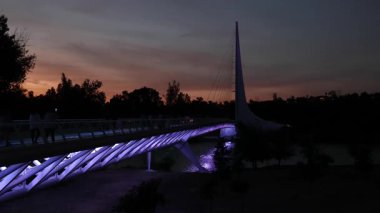 Güneş saati köprüsü Redding California 'da gün batımında